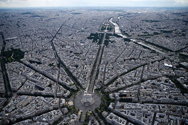 TOPSHOT - An aerial view taken from a helicopter shows (from front) the Arc de Triomphe, the Place de la Concorde, the Tuilieries garden and the Seine river (R) during the annual Bastille Day military parade on the Champs-Elysees avenue in Paris on July 14, 2016. France holds annual Bastille Day military parade with troops from Australia and New Zealand as special guests among the 3,000 soldiers who will march up the Champs-Elysees avenue. They will be accompanied by 200 vehicles with 85 aircraft flying overhead. / AFP / Thomas SAMSON (Photo credit should read THOMAS SAMSON/AFP/Getty Images)