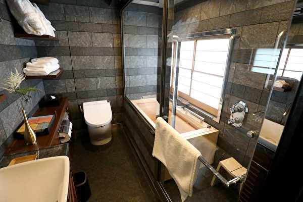 豪华邮轮式列车“四季岛”号之“冬季”车厢是客房，最顶级的房型备有桧木浴池。(STR/AFP/Getty Images)