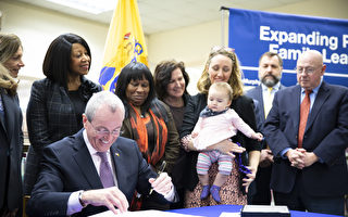 州长签新法 扩大带薪家庭事假福利