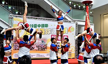 東山高中啦啦隊揭開活動序幕。
