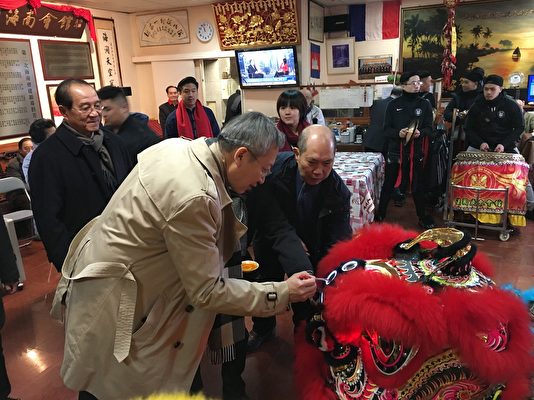 吳志中大使於法國海南會館為舞獅進行點睛儀式。（駐法國臺北代表處提供）