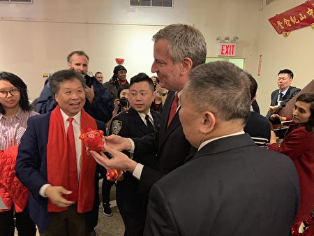 白思豪市長離開前，與禮堂第一排嘉賓一一握手。其中社區人士李宗保贈送他一個吉祥豬禮物。