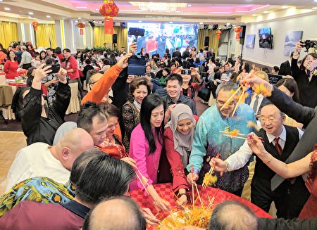 馬來西亞的新年中「魚生」是一道必吃的菜，而「撈魚生」撈得越高越多、越熱鬧，表示在新的一年中能步步高升。