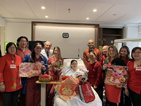 下城醫院醫療團隊祝賀華裔新年寶寶的誕生，為小寶寶送上新年紅包與禮物。