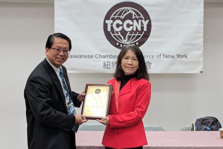 纽约台湾商会会长江明信（左）向SBA经济发展专员郭曼丽（右）颁发感谢状。