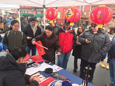 社區民眾索要現場潑墨的中國書法。