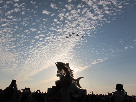 大鵬灣燈區2月19日下午5時正式點燈，由空軍戰機衝場，第一聯隊飛行員駕駛經國號戰機以五機大雁隊形，低空衝場呼嘯而過揭開序幕。