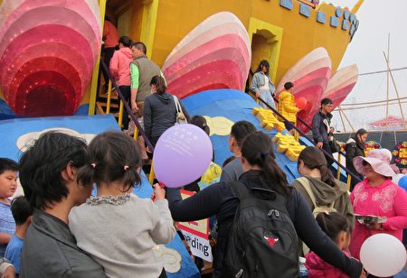台灣燈會佳評如潮，巨大「法船」花燈璀璨吸睛，從試營運到正式開幕後，每天吸引眾多民眾排隊登船拍照。 