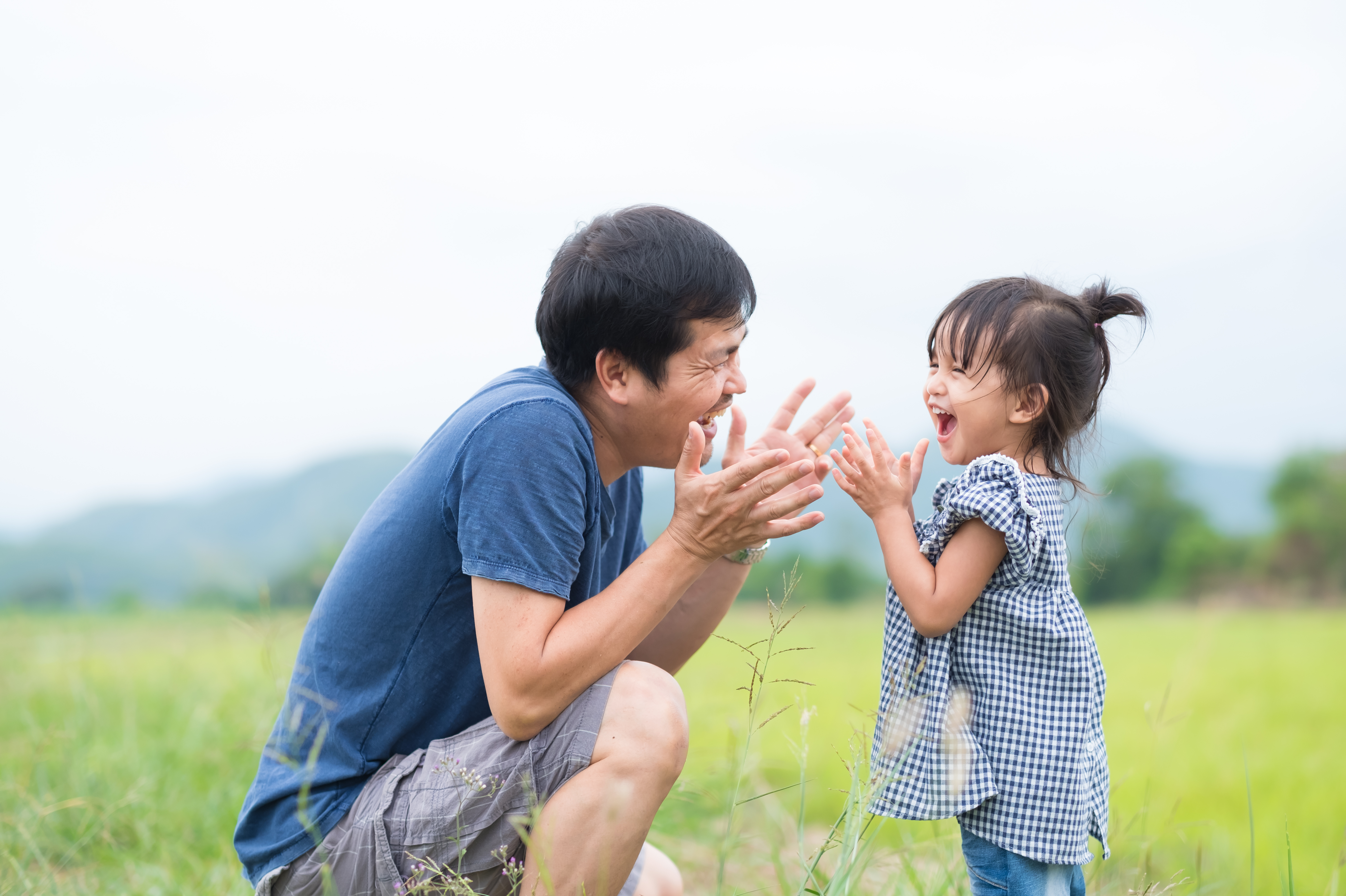 成長過程中的孩子需要父母的關愛與協助，才能建立良好的親子關係。(shutterstock)