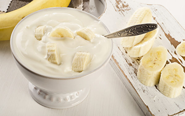 香蕉可以剥皮直接食用，也可以加热或拌入无糖酸奶吃。