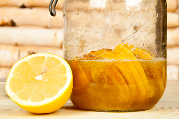 上火的人可以喝蜂蜜檸檬水，幫助潤腸通便、瀉火。