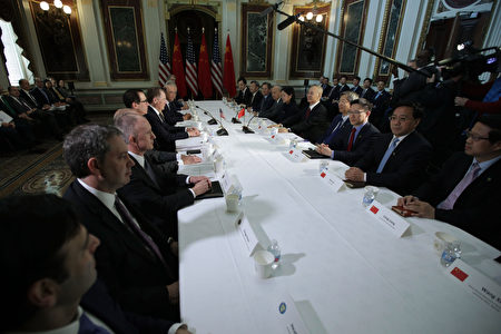 知情人士透露，美国和中国的高级谈判官员正在计划，下两周分别在北京及华府展开两轮谈判。图为美中今年2月21日的贸易谈判。