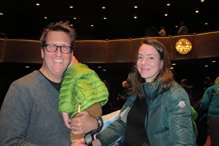 1月12日下午，華爾街投資家Judson Traphagen先生和妻子Megan Traphagen帶著三個孩子一起觀看了神韻在紐約的演出。 （麥蕾／大紀元）