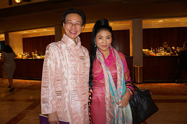 3月12日晚，曾獲格萊美獎的西藏歌唱家央金拉姆（Yungchen Lhamo，圖右）與友人在紐約林肯中心大衛寇克劇院觀賞神韻演出。（林南宇／大紀元）