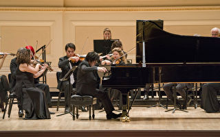 日本钢琴家辻井伸行与奥菲斯室内乐团共同演出资料照。（Zach Alan、Molina Visuals提供）