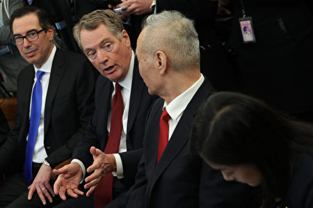美国贸易代表莱特海泽（中）和财长梅努钦（左）预计将于下周（3月25日）飞往北京，与中共国务院副总理刘鹤（右）进行新一轮谈判。　