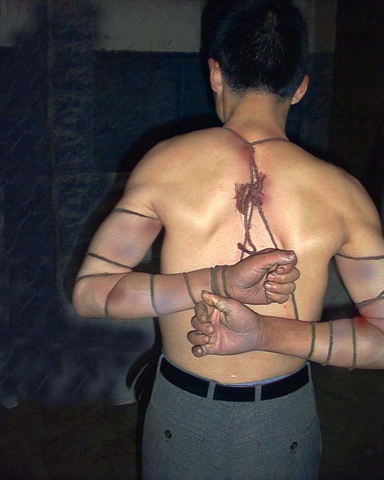 中共酷刑演示圖：上繩。（明慧網）