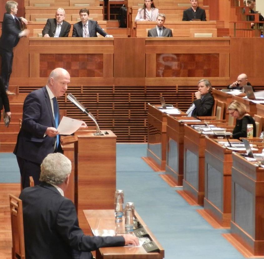 捷克參議員帕維爾‧費舍爾(Pavel Fischer)(左站立者)在參議院發言。(明慧網)