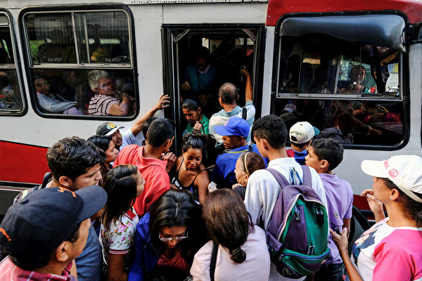 2019年3月7日，委內瑞拉發生無預警大停電。首都民眾擠公車返家。 （MATIAS DELACROIX/AFP/Getty Images）