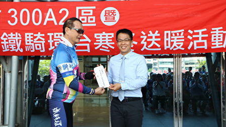  国际狮子会300A2区杨崇铭事务长赠奖学金给精忠国小，由杨勋凯校长(右)代表收受。
