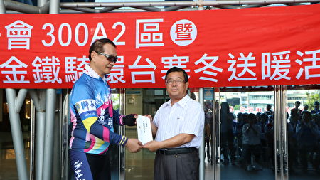 国际狮子会300A2区杨崇铭事务长赠奖学金给北园国小，由吴永靖校长(右)代表收受。