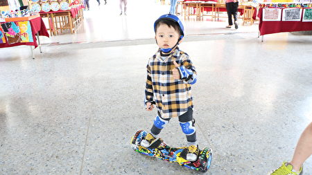  三岁朱小弟脚踩电动滑板，只想来参观宣信国小精彩的校庆运动会。
