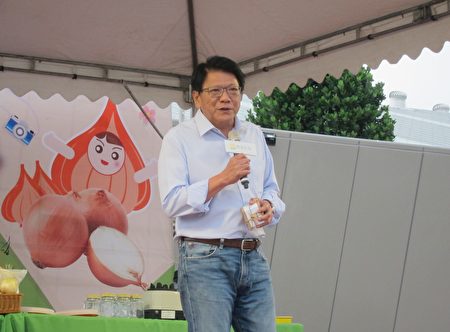 屏東縣長潘孟安出席野餐活動，當起超級銷售員，邀請大家品嚐當季美味。（簡惠敏／大紀元）