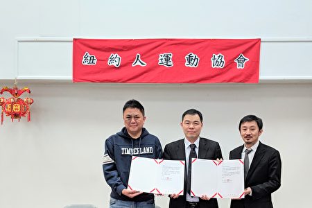 華僑文教中心主任黃正杰（中）頒發給胡偉誠（右一）和江俊霖（左一）賀函。