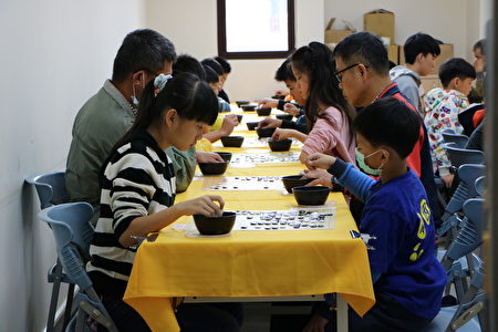  全国围棋公开赛四段对奕，包含各年龄层的棋手都有。