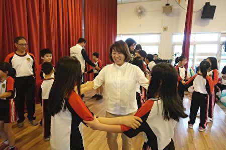  嘉義市長黃敏惠與孩子們歡慶文雅國小11歲校慶，上台大跳三角舞，嗨翻全場。
