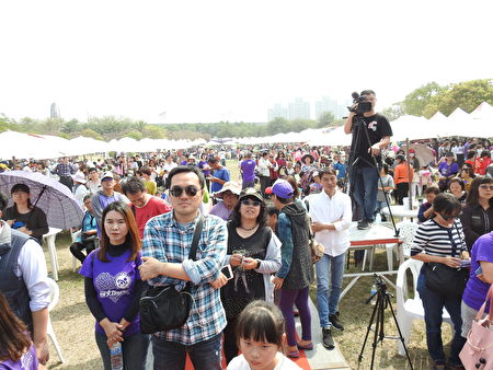 嘉义县政府3月2日在嘉义高铁站旁家己人公园举办“幸福女力 闪耀魅力”妇女节活动，数千位乡亲民众热烈参与的盛况。