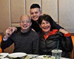 库克郡财长亲临华埠介绍地税福利 华埠居民当场查到上千美元减免