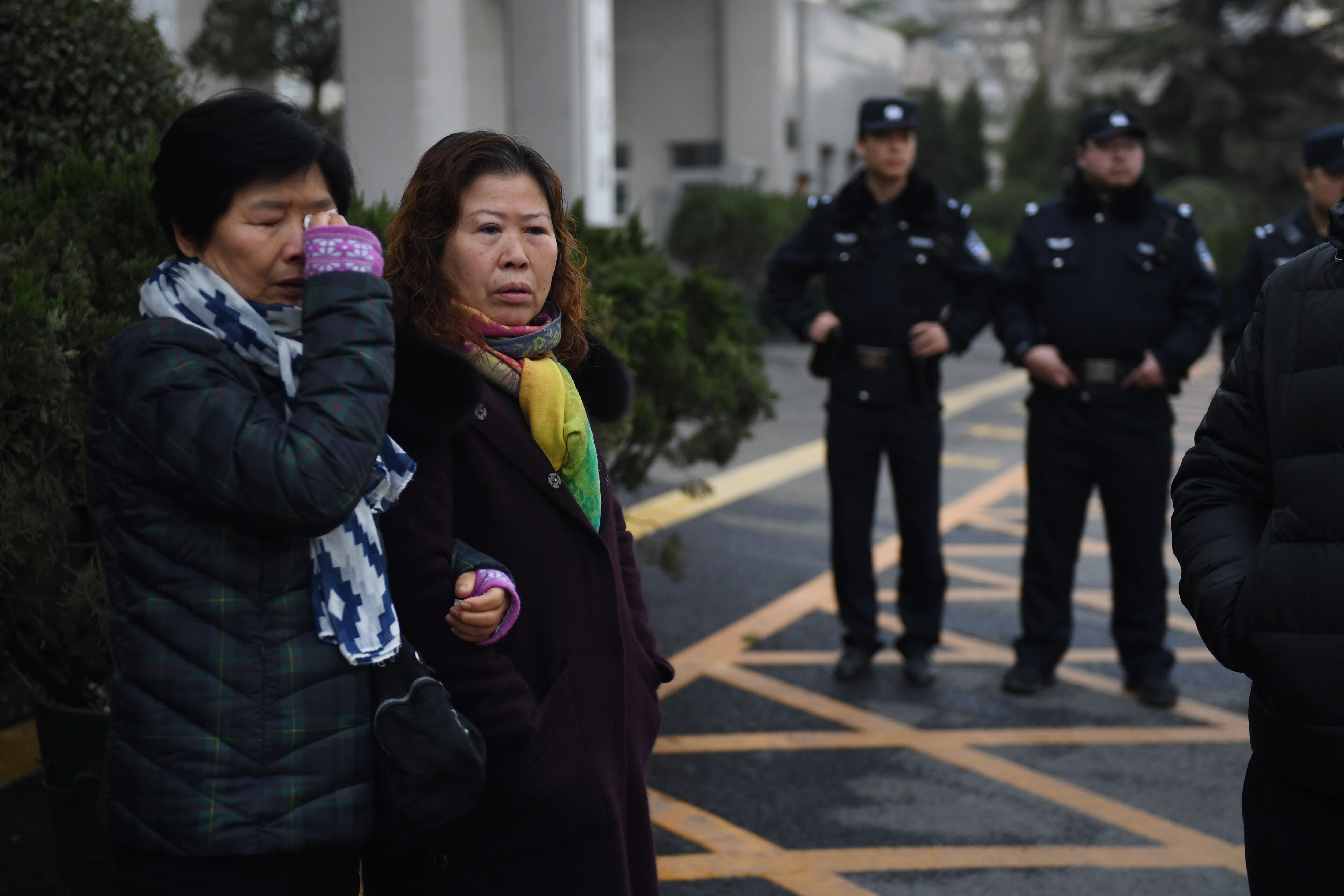 失聯中國乘客的親人代表聚集中共外交部前,現場也有很多保安人員。(GREG BAKER/AFP/Getty Images)