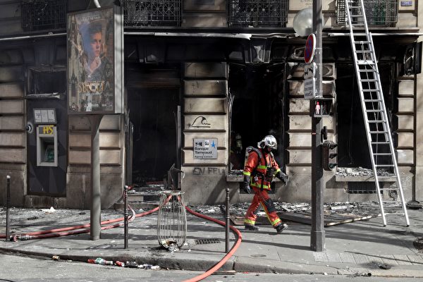 3月16日，在第18轮黄背心示威活动中，一家银行Tarneaud被烧，大火也殃及了这栋建筑物。（GEOFFROY VAN DER HASSELT/AFP/Getty Images）