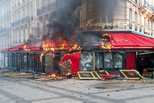 3月16日，在第18轮黄背心示威活动中，香街上著名的Le Fouquet's餐厅被洗劫后，门脸被烧。（ZAKARIA ABDELKAFI/AFP/Getty Images）