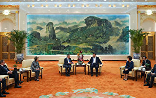 哈佛大學校長白樂瑞近日作客北京大學發表演講，用隱晦的方式觸及中國人權狀況、新疆「再教育營」等敏感議題。圖為週三（20日）他曾與中共國家主席習近平會晤。 （ANDREA VERDELLI/AFP/Getty Images)