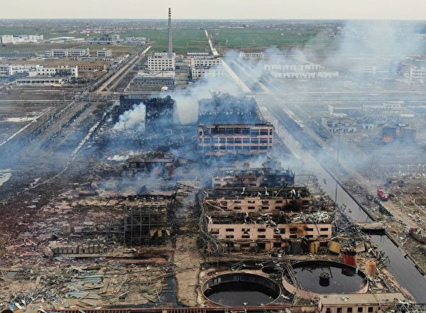 从陆媒公布的爆炸现场航拍画面看，如同几年前天津大爆炸的灾后现场，废墟一片，满目疮夷。（STR/AFP/Getty Images)