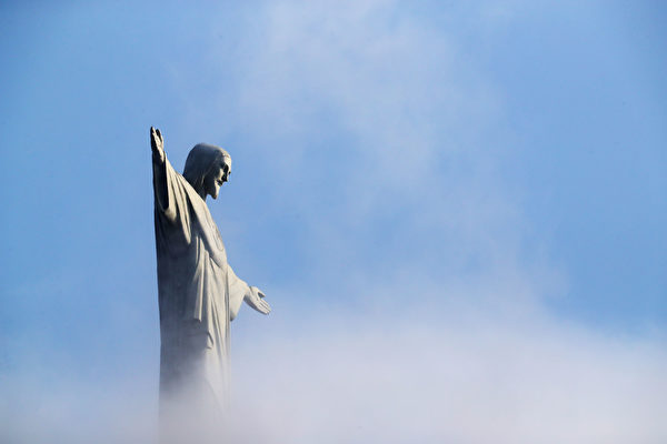 人們漸漸折服於這種超越人的力量，追隨基督信仰者越來越多。示意圖。圖為位於巴西里約熱內盧的基督救世主（Christ the Redeemer ）雕像。（Alexander Hassenstein/Getty Images）