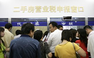 中共在“两会”政府工作报告中称，将大幅减税降费。专家表示不可信。图为北京一纳税窗口。(China Photos/Getty Images)