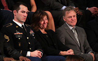 WASHINGTON, DC - JANUARY 30: Army Staff Sergeant Justin Peck sits with Fred and Cindy Warmbier during the State of the Union address in the chamber of the U.S. House of Representatives January 30, 2018 in Washington, DC. This is the first State of the Union address given by U.S. President Donald Trump and his second joint-session address to Congress. (Photo by Alex Wong/Getty Images)