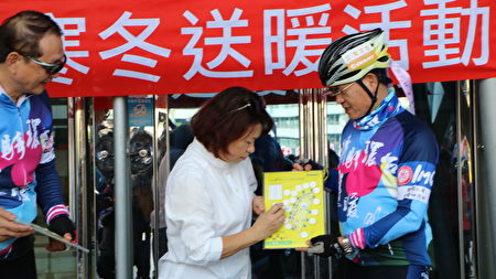  由嘉义市长黄敏惠代表在环台证书上盖印见证来此送暖。