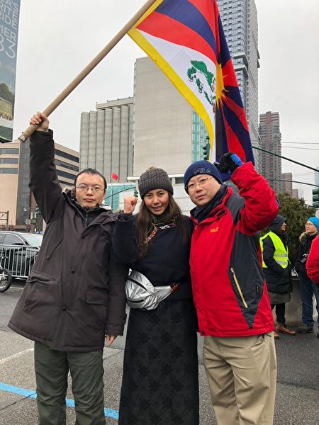 中国民主教育基金会理事陈闯创（左）、加拿大麦克马斯特大学的学生会会长Chemi lhamo（中）、华盛顿民运人士张维（右）参加了纽约中领馆前抗议活动。