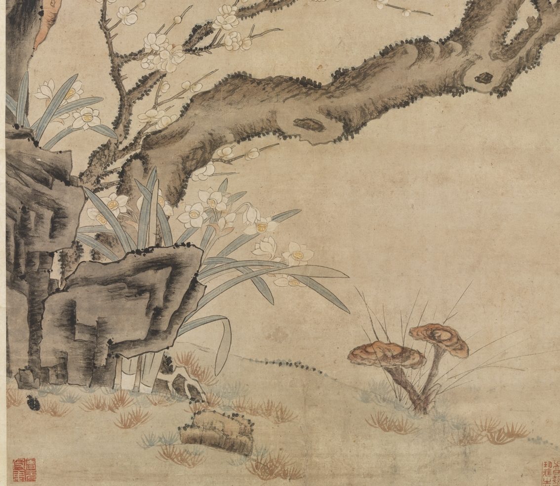 本幅画山茶、梅花、水仙、芝草傍拳石而生。图为明 商喜《岁朝图》局部。（公有领域）