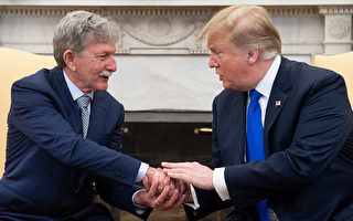 美國總統川普與丹尼·伯奇（Danny Burch）3月6日在白宮見面。（Saul Loeb/AFP/ Getty Images）