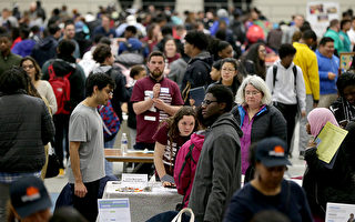 美國勞工部職位空缺數和勞工流動調查報告顯示，1月份就業崗位增加10.2萬份。圖為本月份在波士頓舉辦的Youth Job And Resource就業博覽會。（onathan Wiggs/Getty Images）