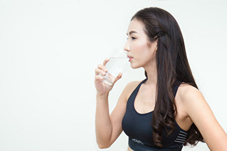 补充水分可以促进排便排毒、燃烧脂肪，“8杯水减肥法”怎么做？(Shutterstock)
