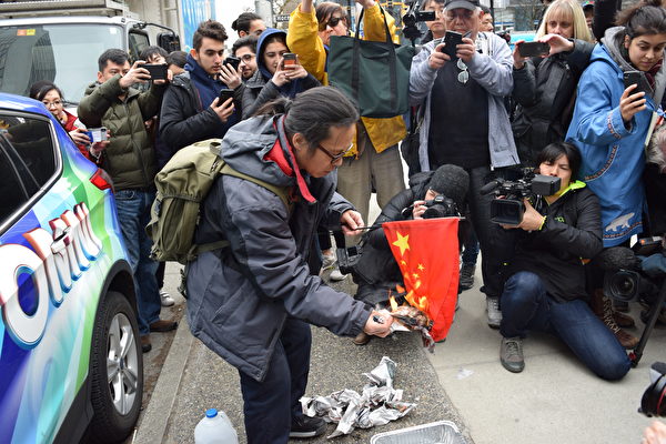 3月6日，孟晚舟再度出庭，有華人在法庭外燒五星旗抗議中共與華為監控民眾。（唐風大紀元）