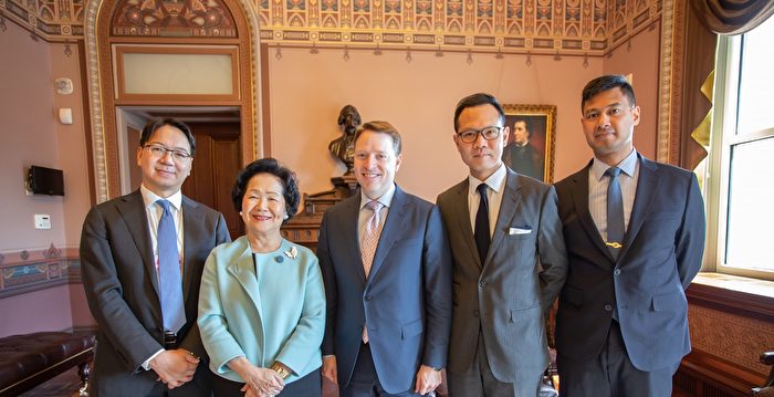 新闻看点 用中文警告北京川普幕僚是何人 博明 Matthew Pottinger 大纪元