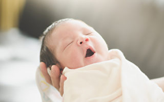 妈妈在怀孕期间和婴儿出生后的做的事（如饮食、哺乳等），会影响婴儿过敏与气喘的风险。(Shutterstock)
