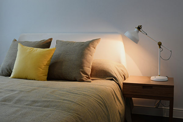 藍光影響大腦自然的作息週期，影響睡眠，如何避免藍光危害？(Shutterstock)